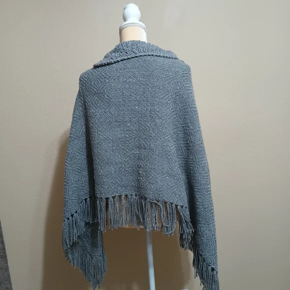 Chic Gray and Burgundy Women's Poncho Set - Picture 8 of 10